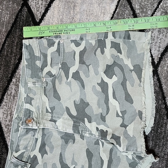 MAURICES HIGH-RISE CAMO RAW-EDGE DENIM JEAN SHORTS - Picture 3 of 11